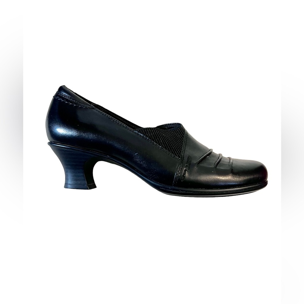 Earth Daytripper Black Pumps